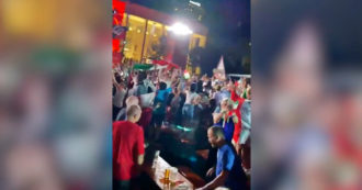 Copertina di Euro 2020, in Albania è festa per la vittoria dell’Italia sulle note di “Bella ciao” – Video