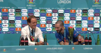 Copertina di Italia campione d’Europa, Mancini e Bonucci se la ridono guardando i “meme” che impazzano sui social: ecco i più divertenti