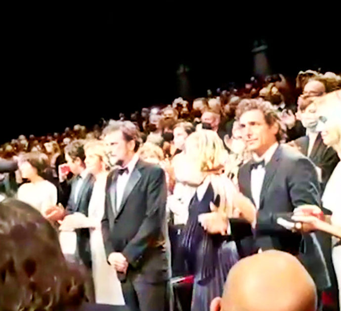 Cannes 2021, ovazione per Nanni Moretti: 11 minuti di applausi alla fine della proiezione di “Tre piani” – Video