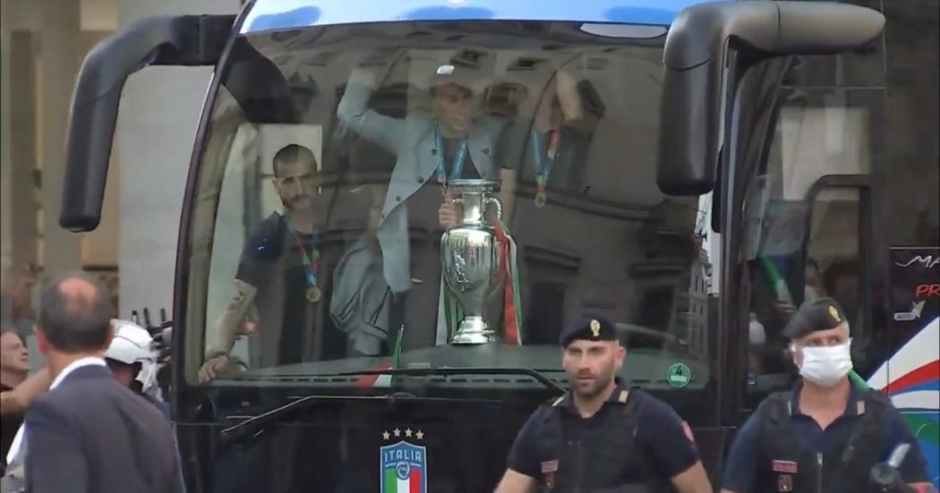 Dal Quirinale a Palazzo Chigi: il tragitto in bus degli Azzurri per le strade di Roma tra cori e festeggiamenti. Il video