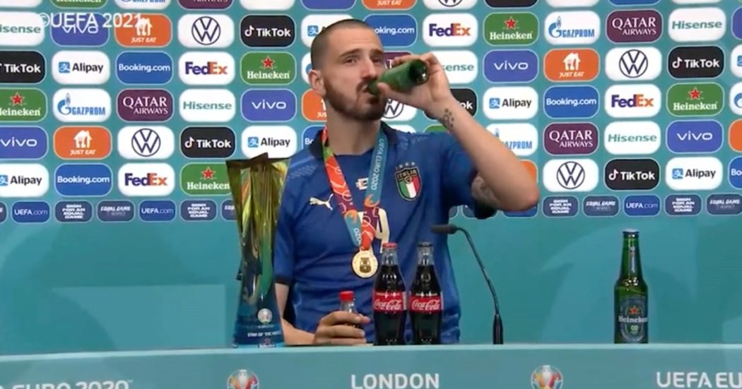 Europei, Bonucci scatenato in conferenza stampa: selfie e birra per festeggiare: “Me la sono meritata”