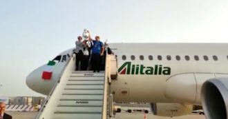 Copertina di Europei, azzurri in Italia: Mancini e Chiellini mostrano la coppa. Cori per Spinazzola che scende dall’aereo con le stampelle