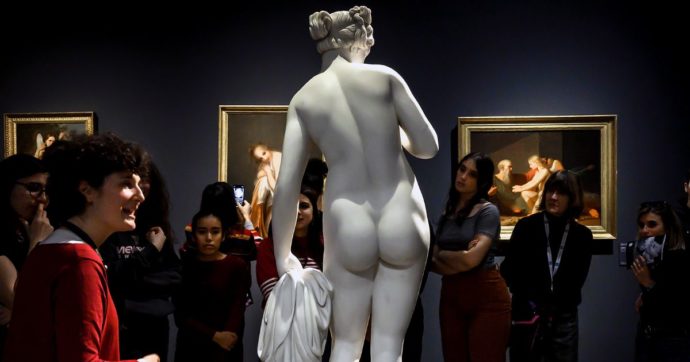“Scolpite”, le donne dimenticate dalle statue pubbliche: la mostra di Terre des Hommes a Milano e la petizione per cambiare prospettiva