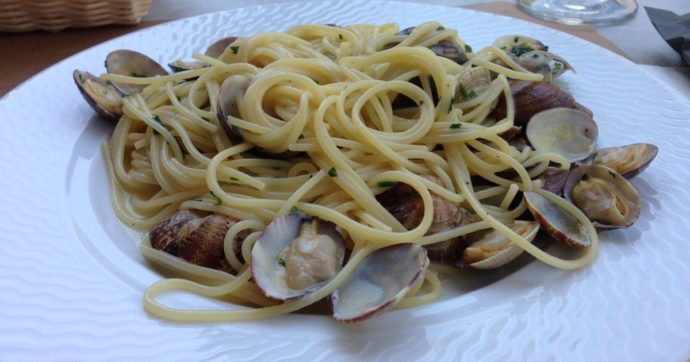 Cena-trappola, la chef a domicilio era una ladra. Spaghetti “drogati” e 10mila euro rubati: due arresti