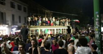 Copertina di Europei, esplode la gioia dopo la vittoria con l’Inghilterra: tifosi in festa salgono sul tetto del tram a ballare a Milano