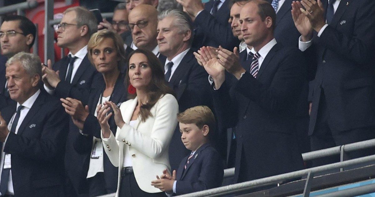 Italia-Inghilterra, la delusione di William e Kate e del principino George (in giacca e cravatta): “Cuore a pezzi ma testa alta” – FOTO