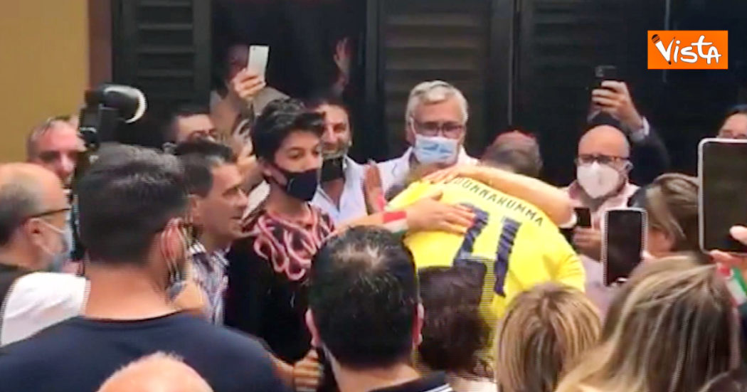 Donnarumma torna a Castellammare di Stabia: bagno di folla e brindisi dal balcone con amici e fan – Video