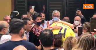 Copertina di Donnarumma torna a Castellammare di Stabia: bagno di folla e brindisi dal balcone con amici e fan – Video