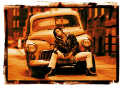 Copertina di Guido Harari: “L’empatica Mitchell, la cerebrale Anderson. Kate Bush e le mie ragazze della porta accanto”