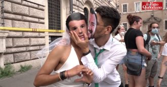 Copertina di Omotransfobia, flash mob pro ddl: in piazza va in scena il matrimonio tra “i due Matteo”. Zan a Renzi: “Spero segua ancora Biden e non Salvini”