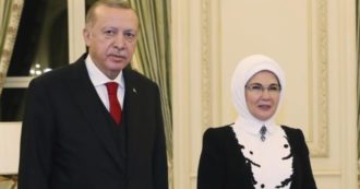 Copertina di Turchia: banche a rischio default, ma Erdogan si rifugia nel suo palazzo da 70 milioni di euro. E grida al complotto