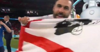 Copertina di Italia campione d’Europa, Sirigu “mostra la bandiera sarda e gli inglesi applaudono pensando sia la loro”