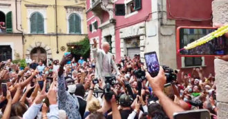 Copertina di Federico Bernardeschi si sposa, all’uscita dalla chiesa assembramenti e cori per la Nazionale di calcio – Video