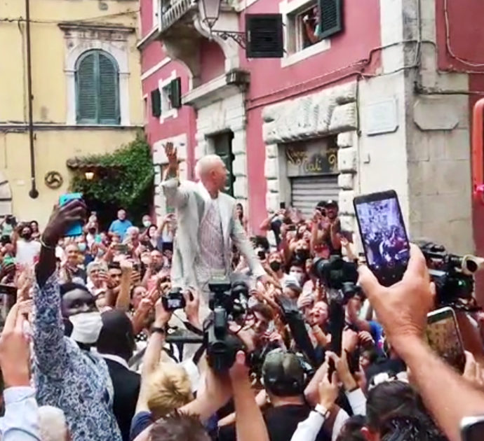 Federico Bernardeschi si sposa, all’uscita dalla chiesa assembramenti e cori per la Nazionale di calcio – Video