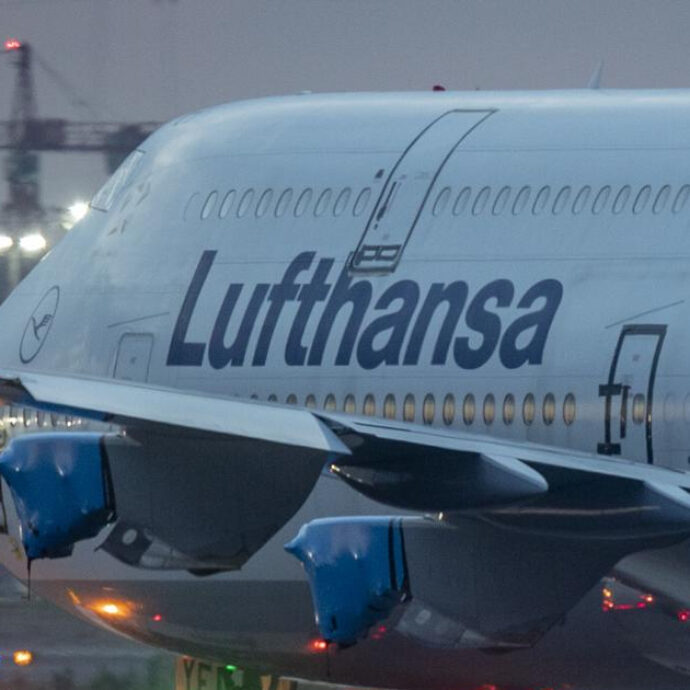 Paura in volo, quasi 200 passeggeri senza pilota per 10 minuti: il comandante va in bagno e il primo ufficiale sviene