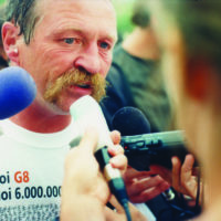 Proteste contro il summit del G8, Genova luglio 2001. Punta Vagno, 18 luglio. José Bové, leader del sindacato agricolo francese Confédération Paysanne, intervistato durante i lavori del Genoa Social Forum.