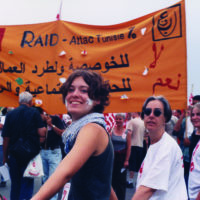 Proteste contro il summit del G8, Genova luglio 2001. 19 luglio, corteo dei Migranti. Manifestanti di Attac con uno striscione in solidarietà con Raid (Attac Tunisie), i cui militanti erano stati incarcerati alcuni mesi prima del G8.