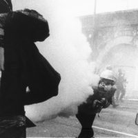 Proteste contro il summit del G8, Genova luglio 2001. Venerdì 20 luglio, corteo dei Disobbedienti. Cariche. Manifestante colpito da lacrimogeno CS lanciato ad altezza uomo. Via Tolemaide.