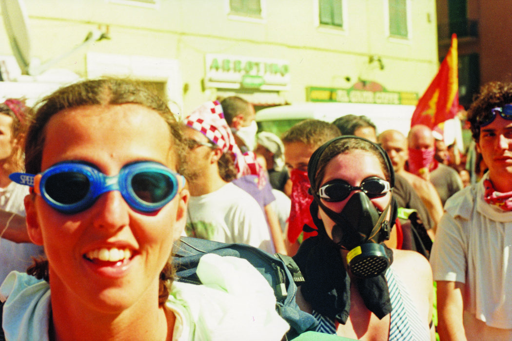Proteste contro il summit del G8, Genova luglio 2001. Corteo di sabato 21 luglio. Protezioni dai lacrimogeni.