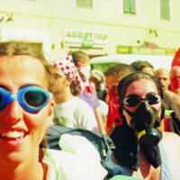 Proteste contro il summit del G8, Genova luglio 2001. Corteo di sabato 21 luglio. Protezioni dai lacrimogeni.