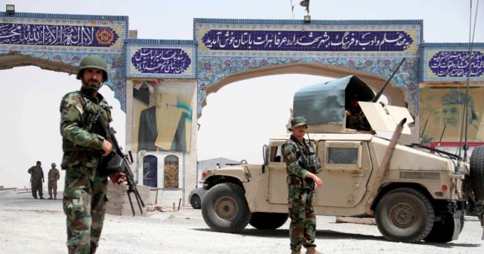 Copertina di Soldati in fuga dai Talebani. Afghanistan, è già disfatta