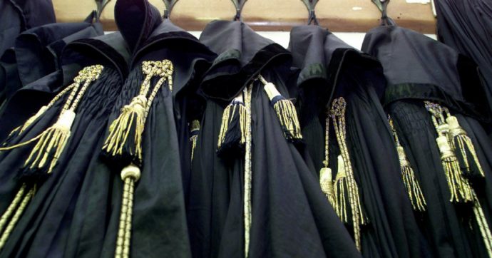 Interdetto giudice del Riesame Valea: falso ideologico