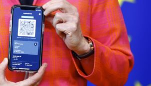 Copertina di Green pass, a due italiani su tre piace il “modello francese”. Sì anche da chi vota Lega e FdI, il pass piace a tutti da sinistra a destra