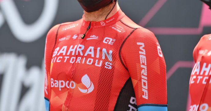 Tour de France, blitz della gendarmerie nell’hotel della Bahrain Victorious: controlli anche alle schede di allenamento