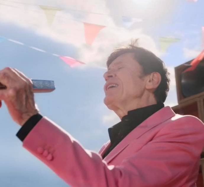 Gianni Morandi vestito di rosa nel nuovo videoclip per sostenere il Ddl Zan? Lui risponde così