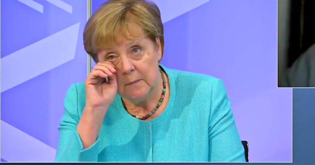 Angela Merkel fatica a tenere gli occhi aperti: la stanchezza della cancelliera durante una videoconferenza