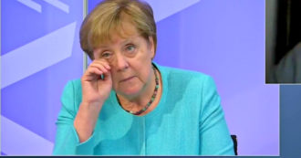 Copertina di Angela Merkel fatica a tenere gli occhi aperti: la stanchezza della cancelliera durante una videoconferenza