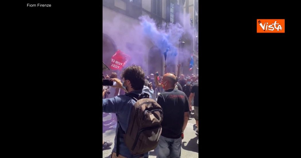 Gkn, i lavoratori protestano davanti alla prefettura di Firenze con fumogeni viola e cori: il video