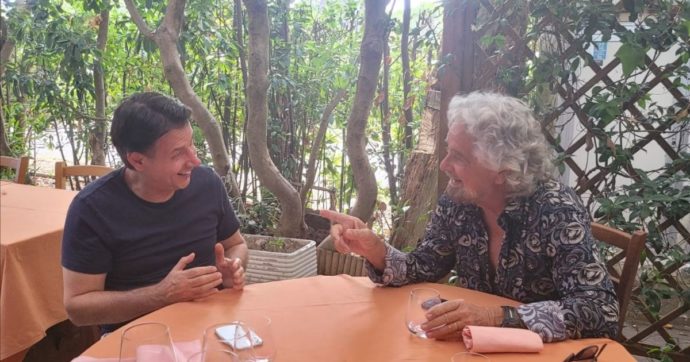 Beppe Grillo e Conte si sono incontrati per pranzo a Marina di Bibbona. Il garante pubblica la foto: “E ora pensiamo al 2050”