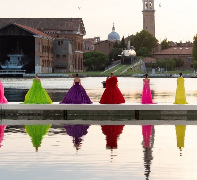 Valentino Des Ateliers, a Venezia l’Alta Moda si fonde con l’arte. Piccioli: “Vergognoso dibattito su ddl Zan. Non si può parlare di abiti e ignorare quello che succede fuori”