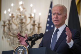Copertina di Usa, Biden vuole che il 50% delle auto immatricolate entro il 2030 siano elettrificate. Ma Senato e sindacati remano contro.