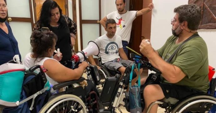 Regione Puglia, un gruppo di persone disabili in presidio da quattro giorni: “Promesse sugli aiuti non rispettate”