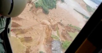 Copertina di Alluvione in Germania, l’elicottero sorvola Erftstadt. Dopo le esondazioni di ieri la frana di oggi: “Ci sono delle vittime”