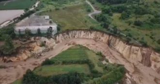 Alluvione in Germania, l’impressionante ripresa aerea sul fiume Inde: “Deviato nel 2005 per la miniera. Oggi si è ripreso il suo corso”