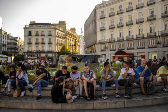 Copertina di A Barcellona torna il coprifuoco, ma lo stato di emergenza è stato dichiarato incostituzionale