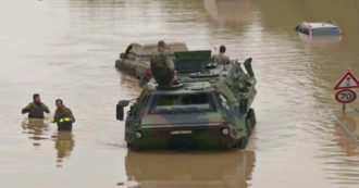 Copertina di Alluvione in Germania, l’esercito in strada coi mezzi blindati per liberare le strade – Video