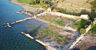 Copertina di Agrigento, dalle acque del lago affiora il fortino di Mazzallakkar: la sua origine nasconde ancora segreti – Video