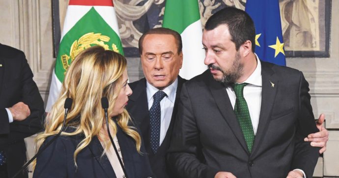 A destra volano gli stracci (e le sedie): la Meloni scompare, La Russa fa rissa