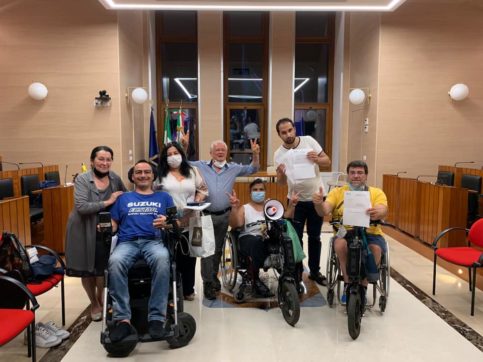 Regione Puglia, raggiunto l’accordo per il contributo Covid e Vita indipendente: da 4 giorni un gruppo di disabili era in presidio