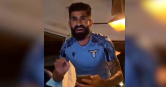 Copertina di Lazio, il nuovo acquisto Hysaj si presenta alla squadra cantando “Bella ciao”: i tifosi lo insultano e il video viene rimosso