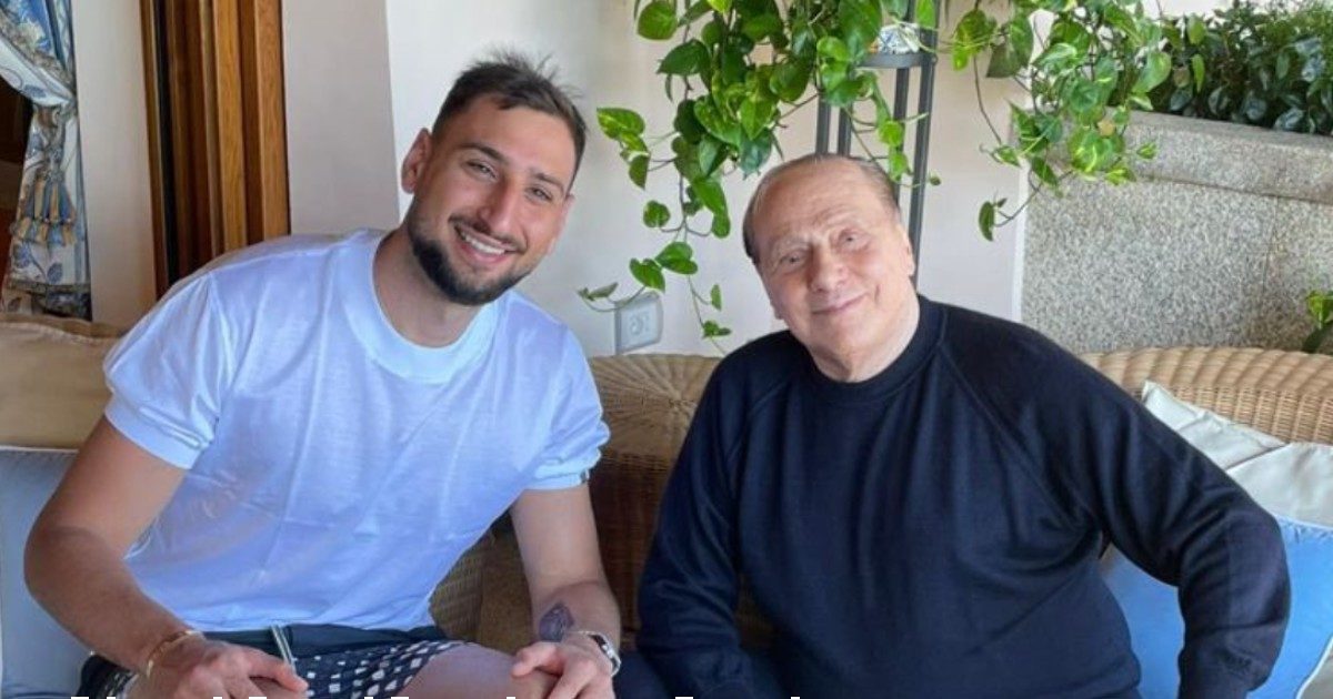 “La vera faccia di Berlusconi era uno dei più grandi segreti della Seconda Repubblica”, la foto di Donnarumma con l’ex premier e l’ironia social