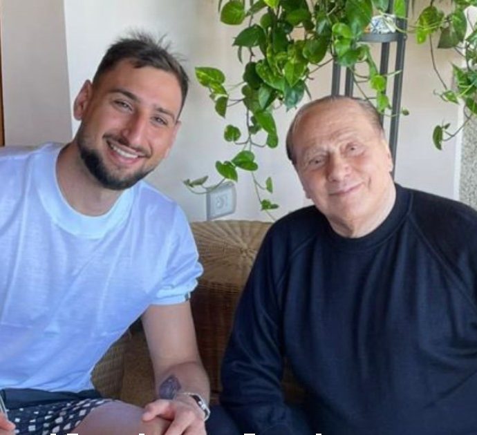 “La vera faccia di Berlusconi era uno dei più grandi segreti della Seconda Repubblica”, la foto di Donnarumma con l’ex premier e l’ironia social