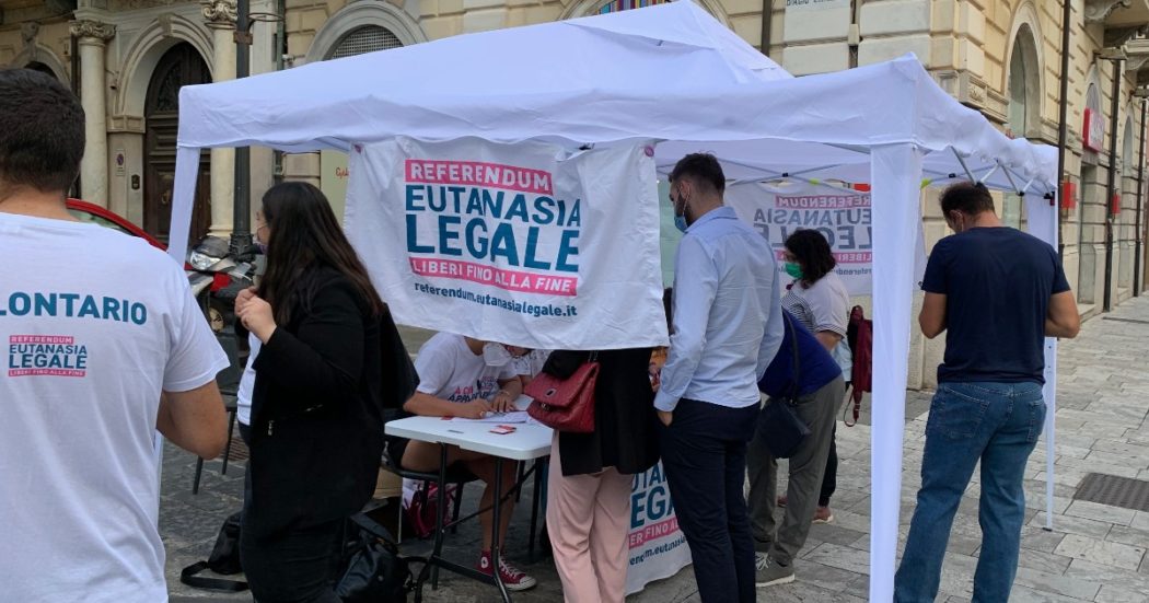 Eutanasia legale, superate le 750mila firme per il referendum. Cappato: “Anche a settembre tavolini in tutta Italia, sono le nostre ‘sedi da marciapiede’”