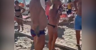 Copertina di Omofobia, coppia di ragazze aggredita e insultata in spiaggia a Bacoli: “Via, date il cattivo esempio ai bambini”. Sindaco: “Intollerabile”