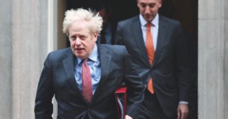 Copertina di Johnson si isola, ma riapre Macron, green pass a metà