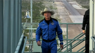 Copertina di Jeff Bezos nello spazio: il fondatore di Amazon primo a superare il confine tra Terra e cosmo